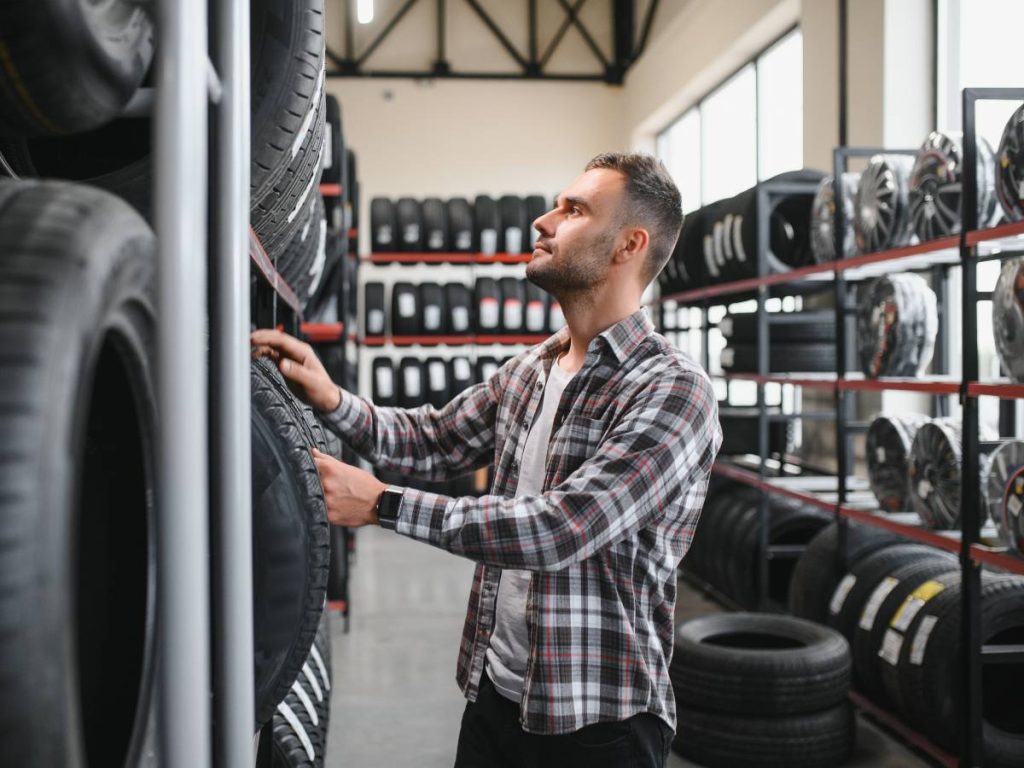  Antes de caer en la tentación de cambiar llantas, asegurate de que tu vehículo las necesite. Una revisión a tiempo te ahorra dinero.
