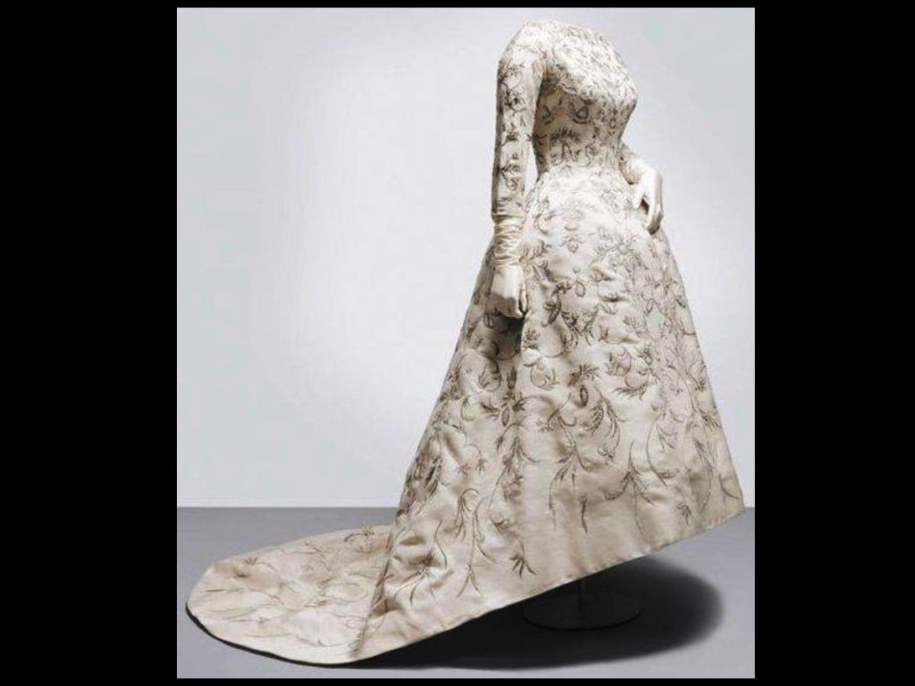 Falda en forma de campana, más corta al frente y con elegante cola posterior, una pieza de la colección del Cristóbal Balenciaga Museoa que celebra su maestría escultórica.