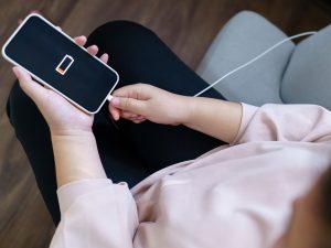 Dejar que el celular se apague por completo antes de cargarlo es un error común que afecta el rendimiento a largo plazo de la batería.