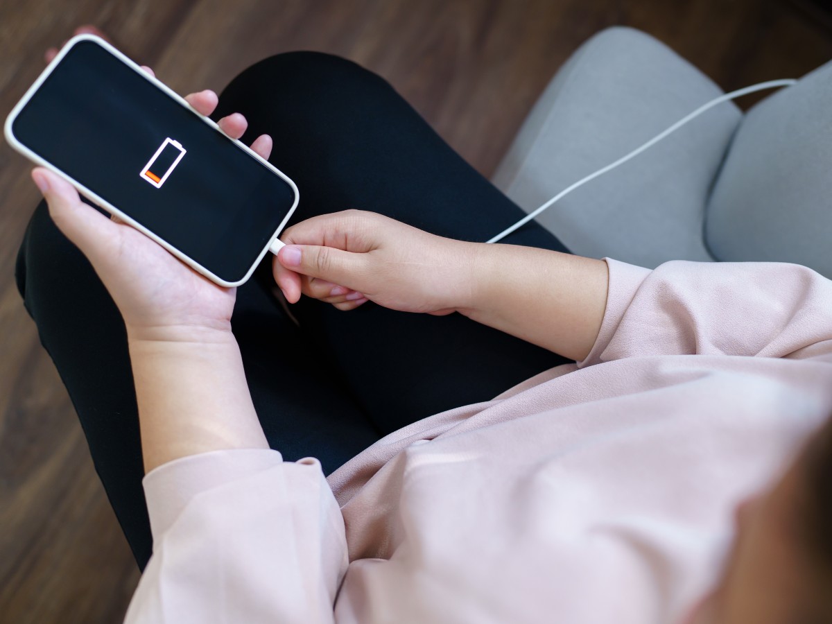 Dejar que el celular se apague por completo antes de cargarlo es un error común que afecta el rendimiento a largo plazo de la batería.