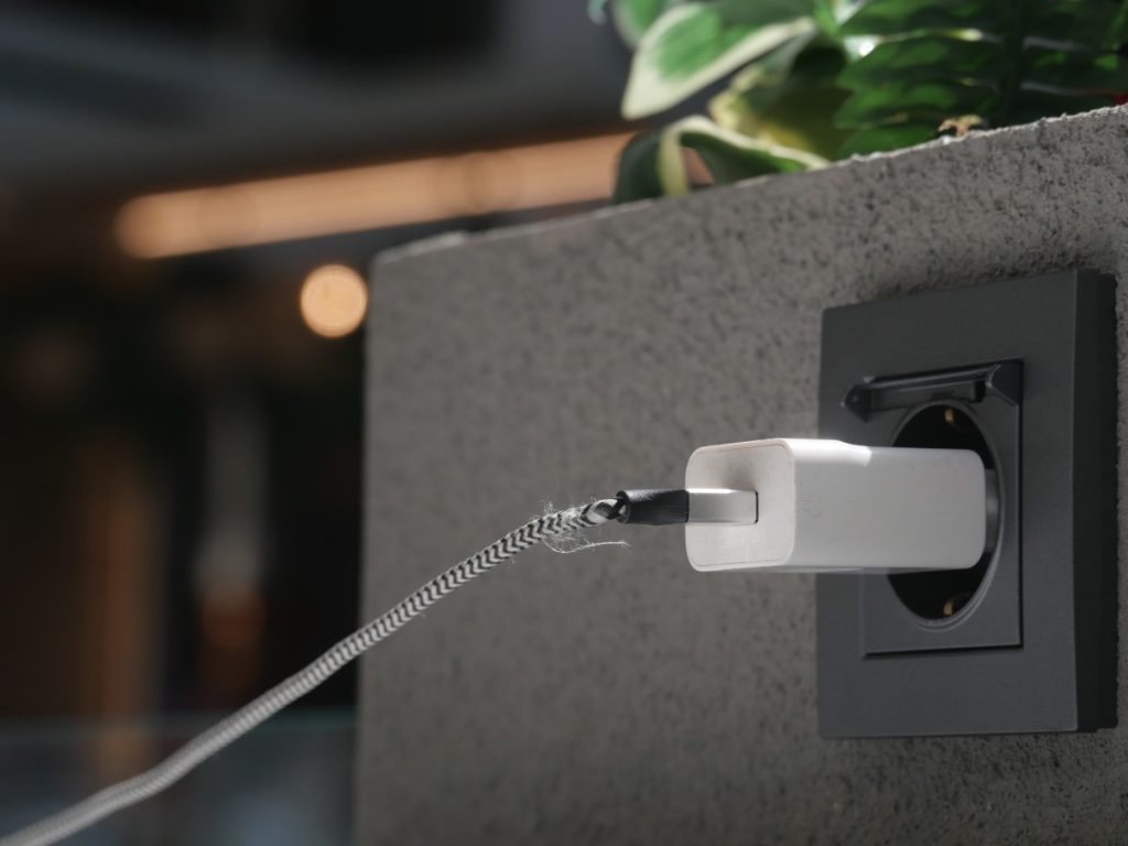 Usar cargadores de baja calidad puede dañar la batería de tu celular y generar sobrecalentamientos que acortan su vida útil.