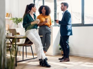 Conversar y desconectar unos minutos del trabajo mejora el ánimo, la creatividad y las relaciones personales.