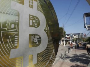 Fotografía de archivo de un medallón con el símbolo de bitcóin en la Plaza San Bartolo, en Ilopango (El Salvador).