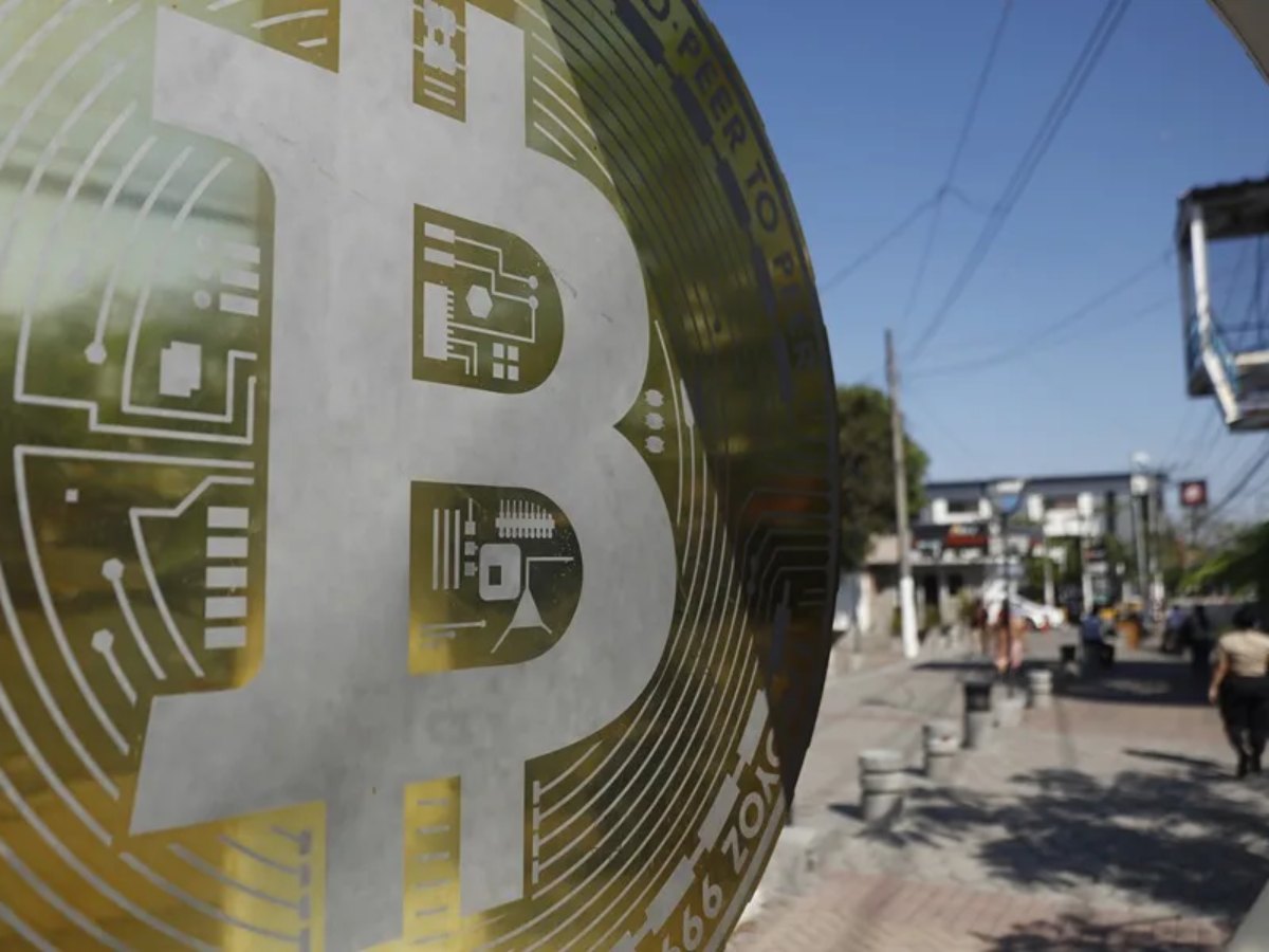 Fotografía de archivo de un medallón con el símbolo de bitcóin en la Plaza San Bartolo, en Ilopango (El Salvador).