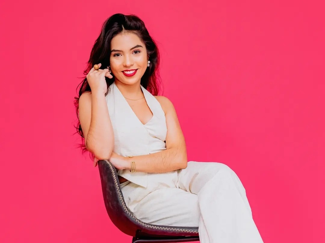 Brisa Hernández, diseñadora emergente de Nicaragua Diseña, combina elegancia y frescura en cada creación, reflejando el talento joven centroamericano.