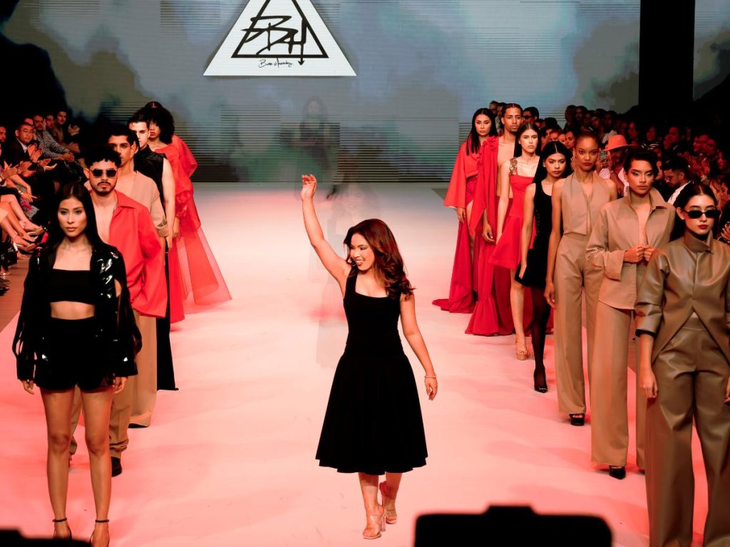 Brisa Hernández cierra su desfile en Nicaragua Diseña 2025, donde ganó su pase para representar a su país en el evento Moda por una Causa en San Salvador.