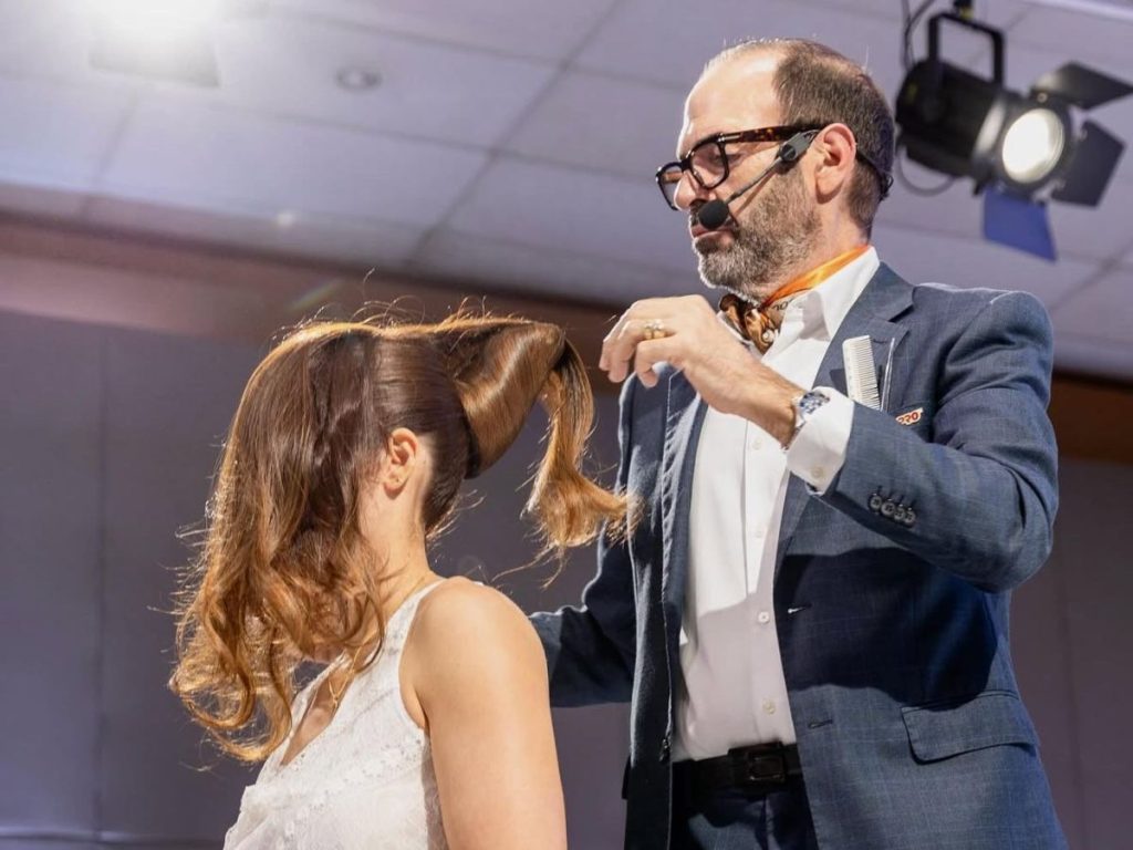 El maquillista español Chema Luceño aporta su experiencia internacional a Moda por una Causa, destacando la belleza con arte, técnica y propósito solidario.