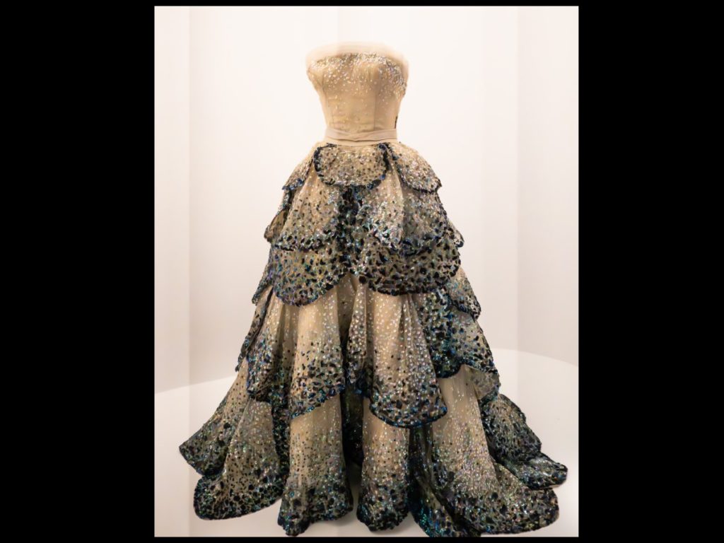 Vestido de noche de Christian Dior en la exposición “La bella durmiente” del Met de Nueva York, un homenaje a la elegancia y la magia perdurable de la moda.