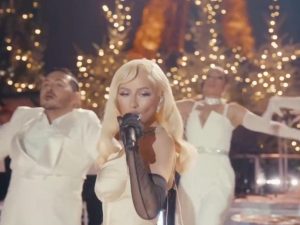 Christina Aguilera interpreta My Favorite Things rodeada de bailarines y luces festivas en un set que evoca la elegancia navideña de París.