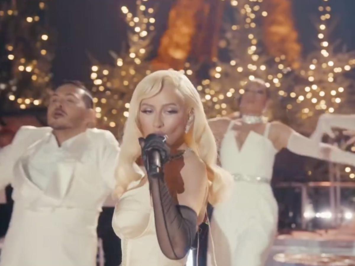 Christina Aguilera interpreta My Favorite Things rodeada de bailarines y luces festivas en un set que evoca la elegancia navideña de París.