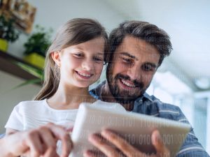 Hablar en familia sobre seguridad digital es clave para proteger la identidad y los datos personales desde temprana edad.