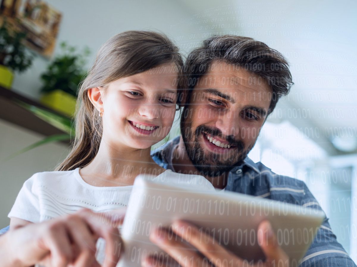 Hablar en familia sobre seguridad digital es clave para proteger la identidad y los datos personales desde temprana edad.