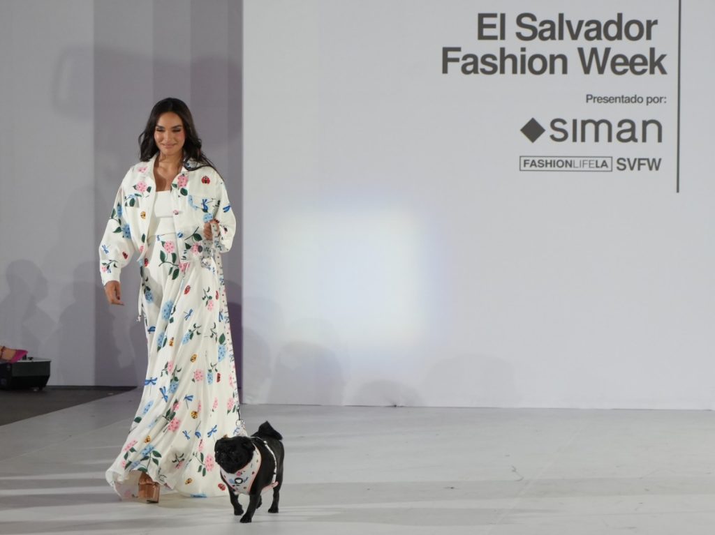“Hortensia” de Claudia Rodas celebró la belleza de lo cotidiano con estampados florales y delicadeza artesanal.