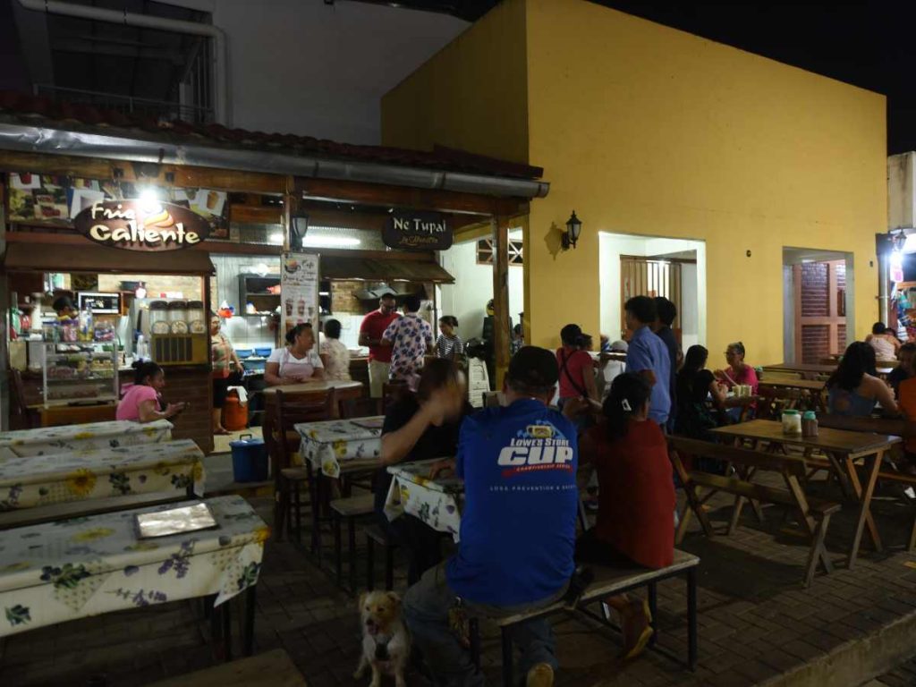 Zona de comida en Nahuizalco donde podés disfrutar pupusas, panes con pollo, yuca, atoles y licuados de frutas en un ambiente familiar y accesible.