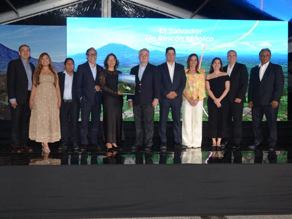 Autoridades, académicos y medios de comunicación asistieron al lanzamiento de la nueva edición de Un Rincón Mágico en San Salvador.