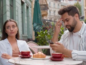 Cuando uno elige el teléfono antes que la conversación, el vínculo se enfría sin darnos cuenta.