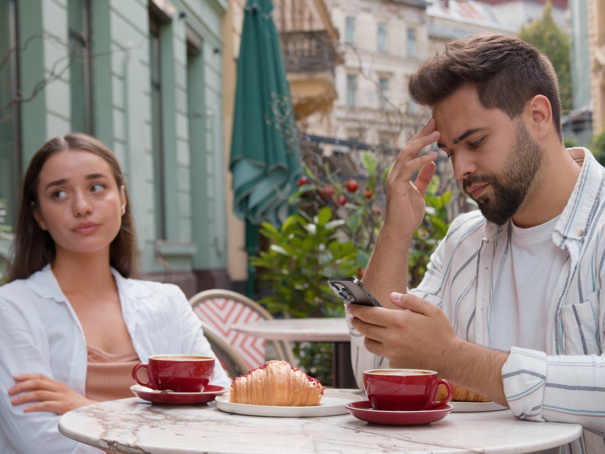 Cuando uno elige el teléfono antes que la conversación, el vínculo se enfría sin darnos cuenta.