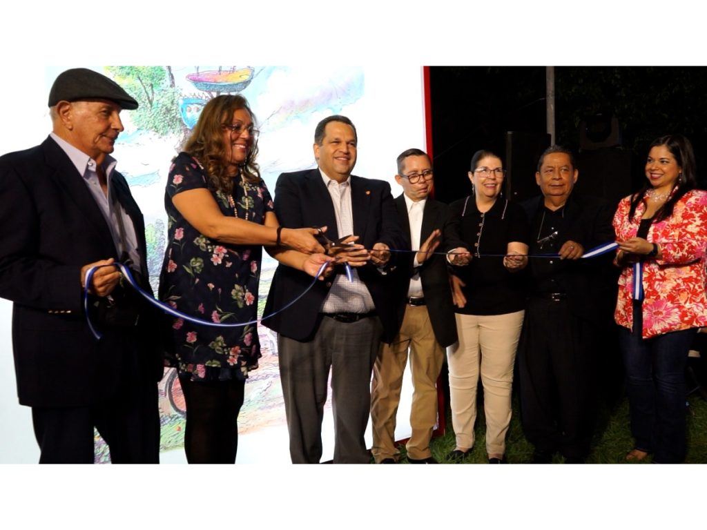 Representantes de Davivienda El Salvador y de VOLARTE (Voluntarios por el arte), junto a Gerardo J. Simán, presidente ejecutivo de Davivienda El Salvador, y Eleonora Escalante, representante del colectivo de artistas que participan en esta colección, cortan el listón para inaugurar la onceava edición de "Inspiraciones del Alma" en las Fuentes Beethoven. Fotografía/ Rodrigo Altamirano