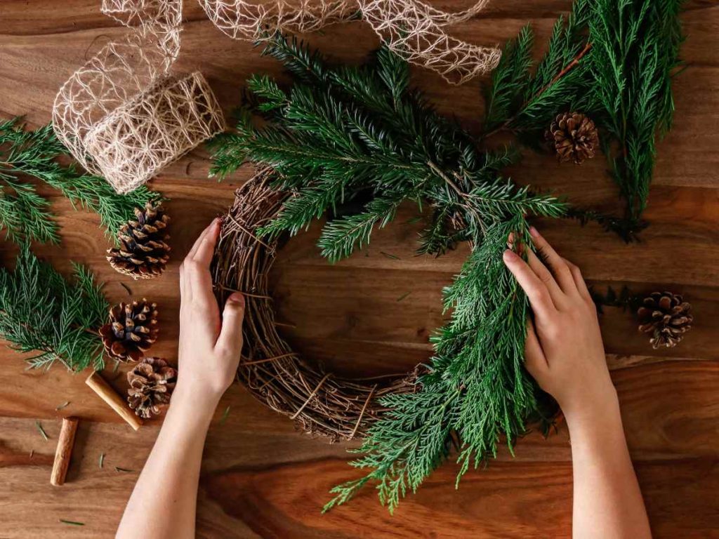 Crear tus propios adornos con elementos naturales es una forma sencilla, económica y significativa de decorar con intención y darle personalidad a cada rincón.