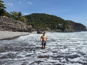 Iker Casillas disfruta las playas de El Salvador antes de partido histórico