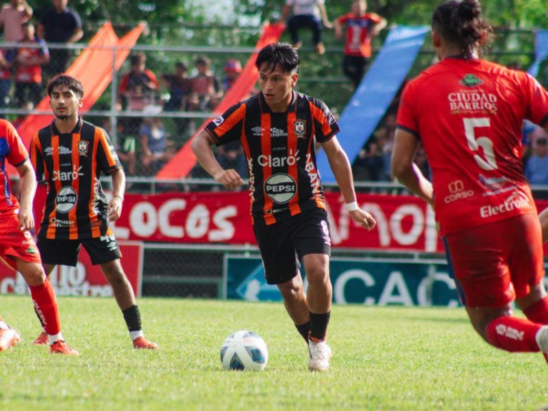 Carlos Garay fue la figura del partido en Chapeltique, al marcar los dos goles del triunfo de Águila ante Cacahuatique.