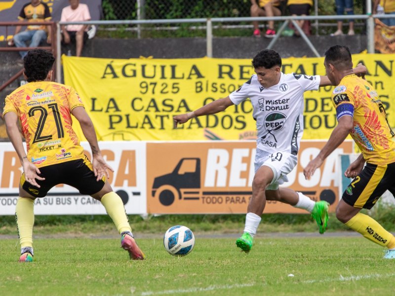 Platense aseguró su pase a cuartos de final tras golear 4-0 al Hércules en el estadio Antonio Toledo Valle.