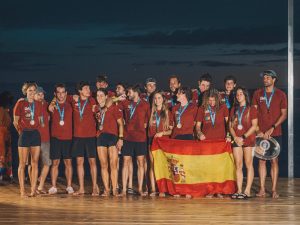 El equipo de España celebra la medalla de oro por equipos en el ISA World SUP and Paddleboard Championship 2025.