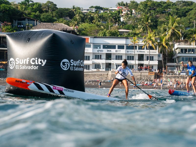 Mariecarmen Rivera, de Puerto Rico, logró su primera medalla de oro ISA al ganar la final femenina de SUP Sprint en Surf City El Salvador.