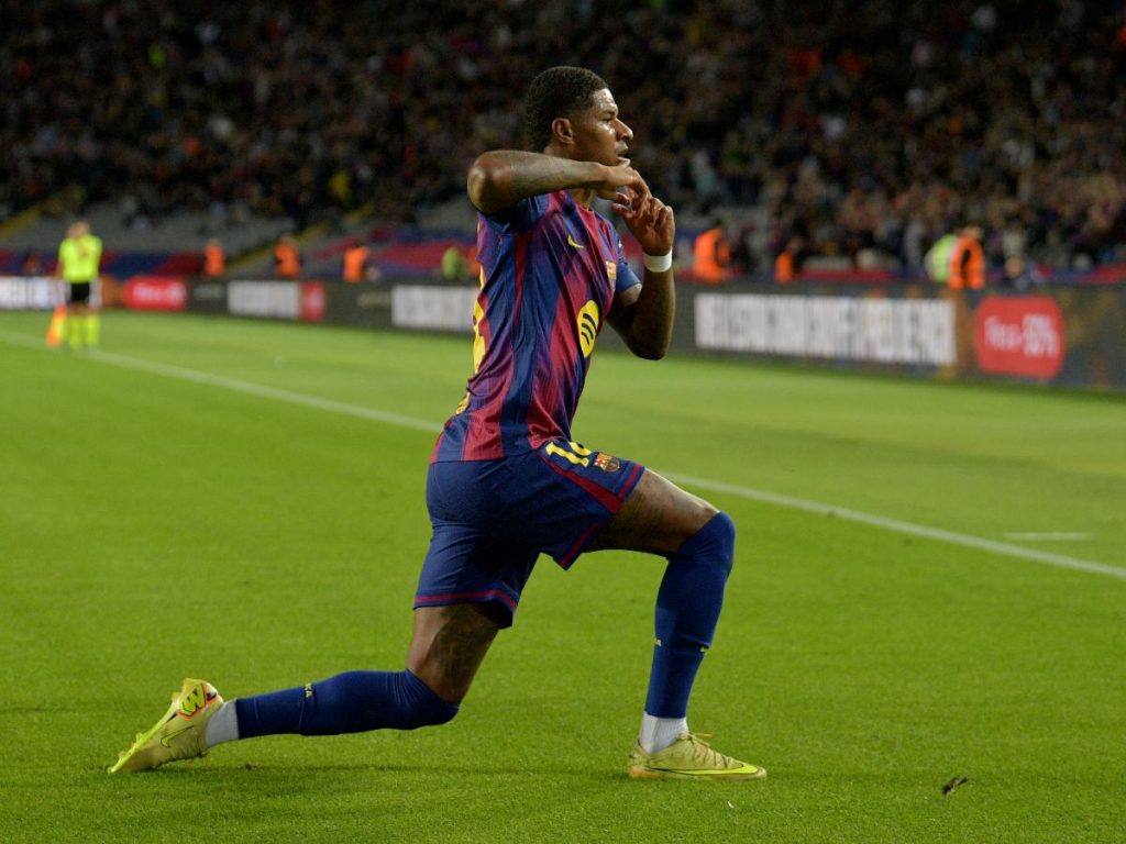 El delantero inglés del Barcelona, ​​Marcus Rashford (número 14), celebra el tercer gol de su equipo durante el partido de la liga española entre el FC Barcelona y el Elche CF