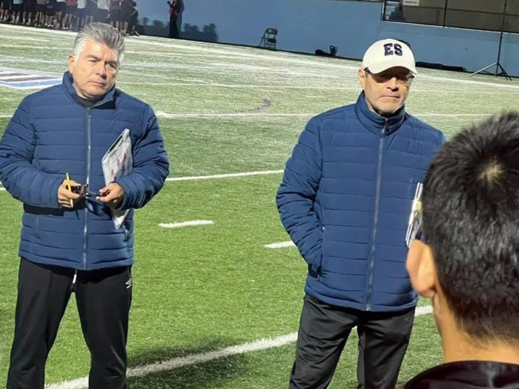 os entrenadores Mauricio Cienfuegos (i.) y Hugo Pérez, en las visorias en Estados Unidos. Foto: Cortesía Fesfut