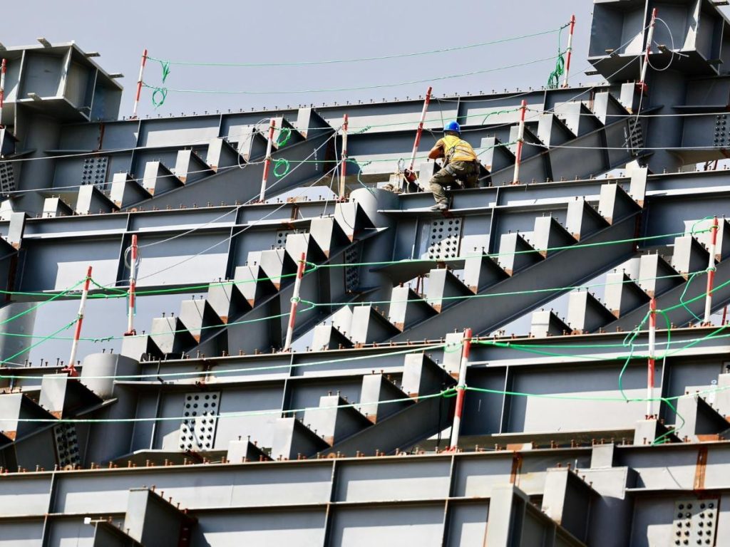 “La construcción del nuevo Estadio Nacional continúa con trabajos de pilotes y movimiento de tierra en Antiguo Cuscatlán. Fotografía/ X Yamil Bukele