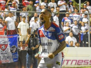 Christian Gil grita con locura su gol para Firpo ante FAS, en el Sergio Torres Rivera. / Foto cortesía X de Firpo