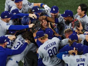 Los jugadores de Los Angeles Dodgers festejan en el diamante tras coronarse campeones de la Serie Mundial 2025 ante Toronto.