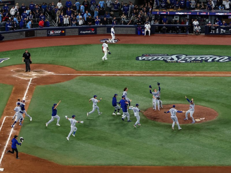 La emoción se vivió en cada lanzamiento durante el decisivo Juego 7 de la Serie Mundial 2025 en Toronto.