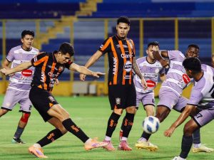 El estadio Cuscatlán fue escenario de grandes jugadas, goles y atajadas en la victoria de Águila.