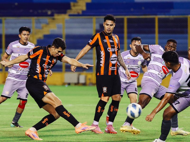 El estadio Cuscatlán fue escenario de grandes jugadas, goles y atajadas en la victoria de Águila.