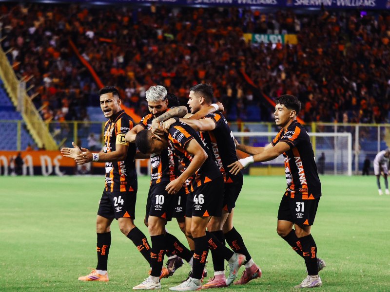 Los jugadores disputaron cada balón al máximo en un partido clave de la serie.