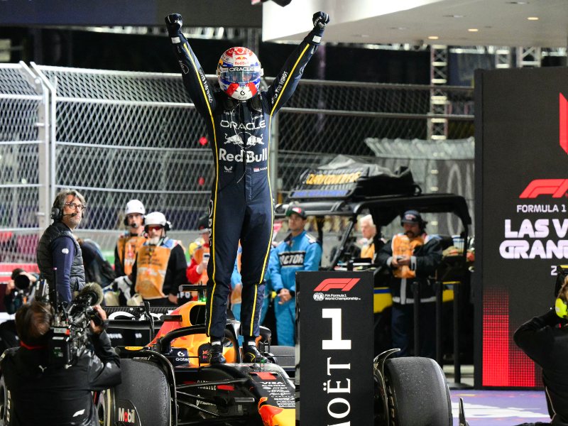El piloto holandés de Ed Bull Racing, Max Verstappen, celebra después de ganar el Gran Premio de Fórmula Uno de Las Vegas en el Circuito del Strip de Las Vegas en Las Vegas, Nevada, el 22 de noviembre de 2025.