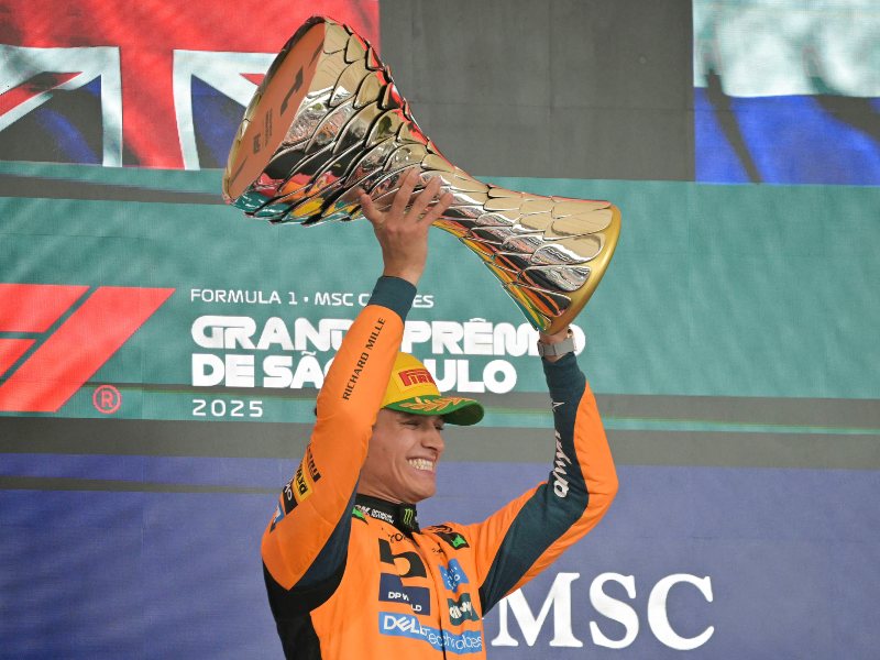 Lando Norris, de escudería McLaren, levanta el trofeo de campeón del GP de Sao Paulo, en Brasil.