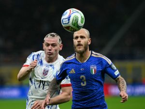 El italiano Federico Di Marco (D.) intenta superar al noruego Julian Ryerson. / Foto AFP