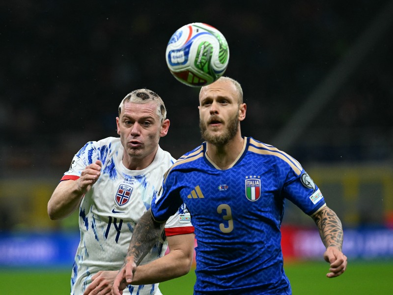 El italiano Federico Di Marco (D.) intenta superar al noruego Julian Ryerson. / Foto AFP