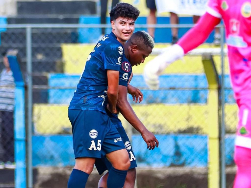 Christopher Guardado (5) celebra con Carlos Salazar el gol del Alianza ante el Limeño. Foto X Alianza