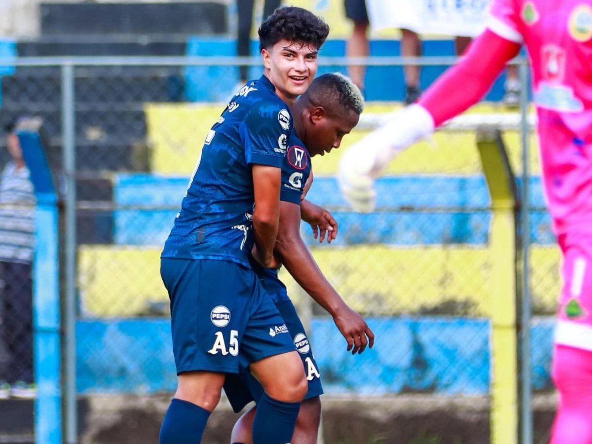 Christopher Guardado (5) celebra con Carlos Salazar el gol del Alianza ante el Limeño. Foto X Alianza