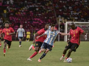 Lionel Messi jugando partido amistoso contra Angola. Foto AFP