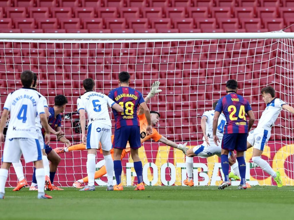 El centrocampista español del Alavés, Pablo Ibáñez (derecha), marca el primer gol de su equipo durante el partido de la Liga española entre el FC Barcelona y el Deportivo Alavés en el estadio Camp Nou de Barcelona el 29 de noviembre de 2025. (Foto AFP)