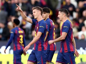 El centrocampista español #20 del Barcelona, ​​Daniel Olmo (izq.), celebra el segundo gol de su equipo durante el partido de la Liga española entre el FC Barcelona y el Deportivo Alavés en el estadio Camp Nou de Barcelona el 29 de noviembre de 2025. Foto AFP