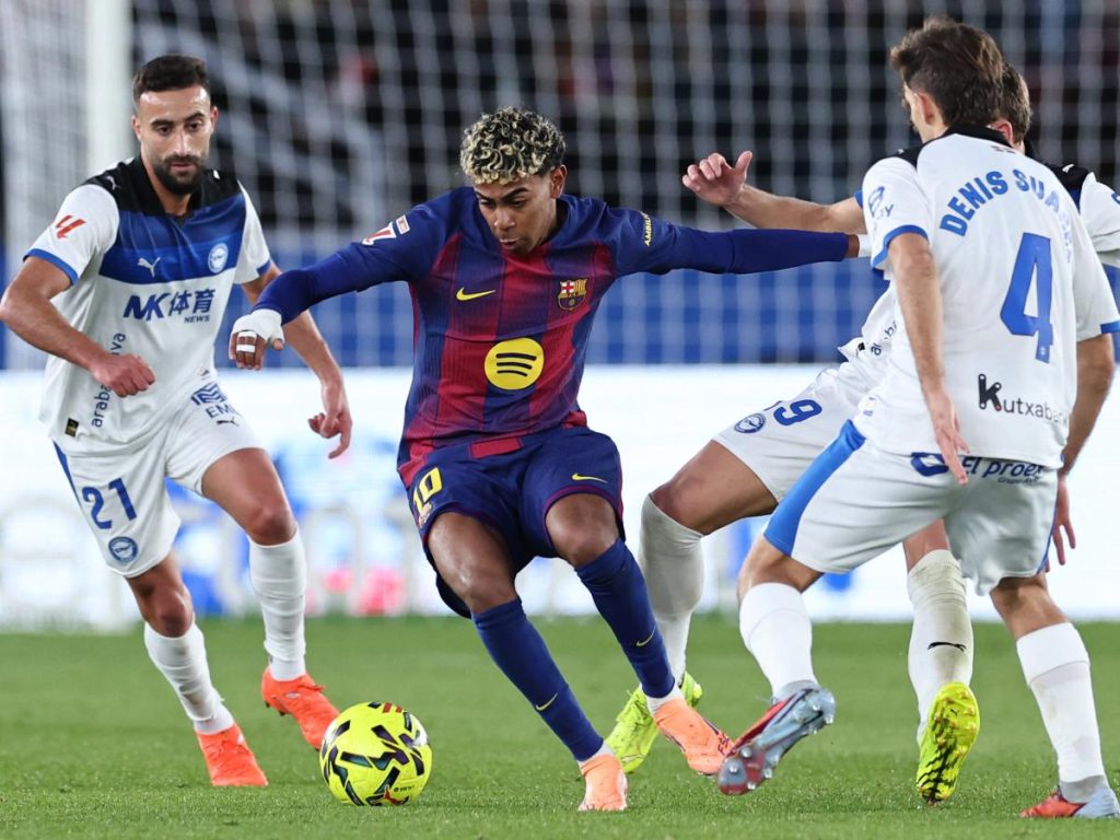El delantero español #10 del Barcelona, ​​Lamine Yamal, lucha por el balón con el delantero argelino #21 del Alavés, Abde Rebbach, el centrocampista español #19 del Alavés, Pablo Ibáñez, y el centrocampista español #04 del Alavés, Denis Suárez, durante el partido de fútbol de la Liga española entre el FC Barcelona y el Deportivo Alavés en el estadio Camp Nou de Barcelona el 29 de noviembre de 2025. (Foto / AFP)