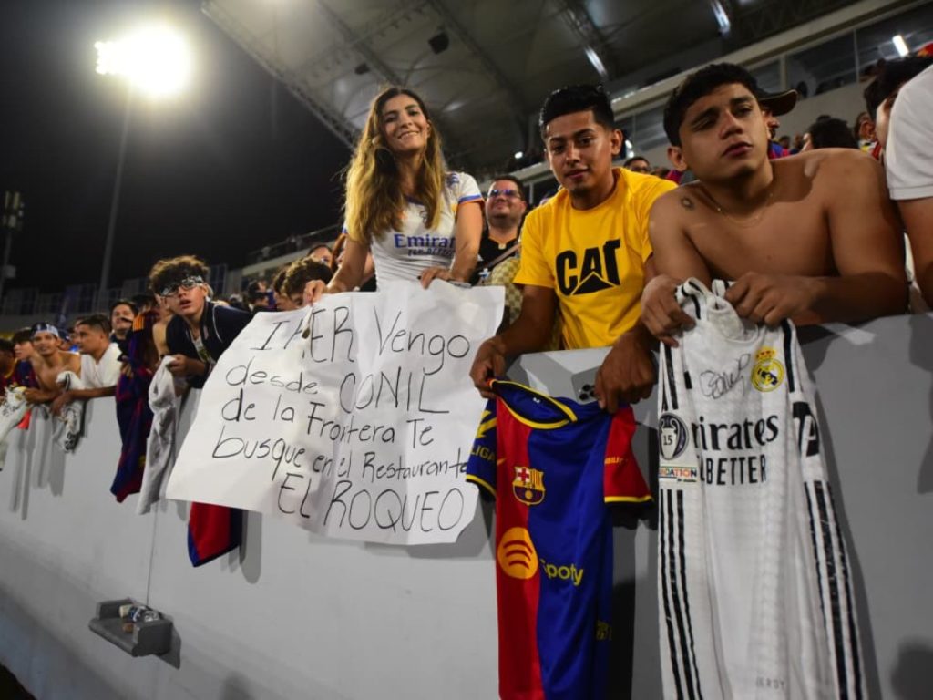 Aficionados esperando a las leyendas después del partido. Foto Emerson del Cid.