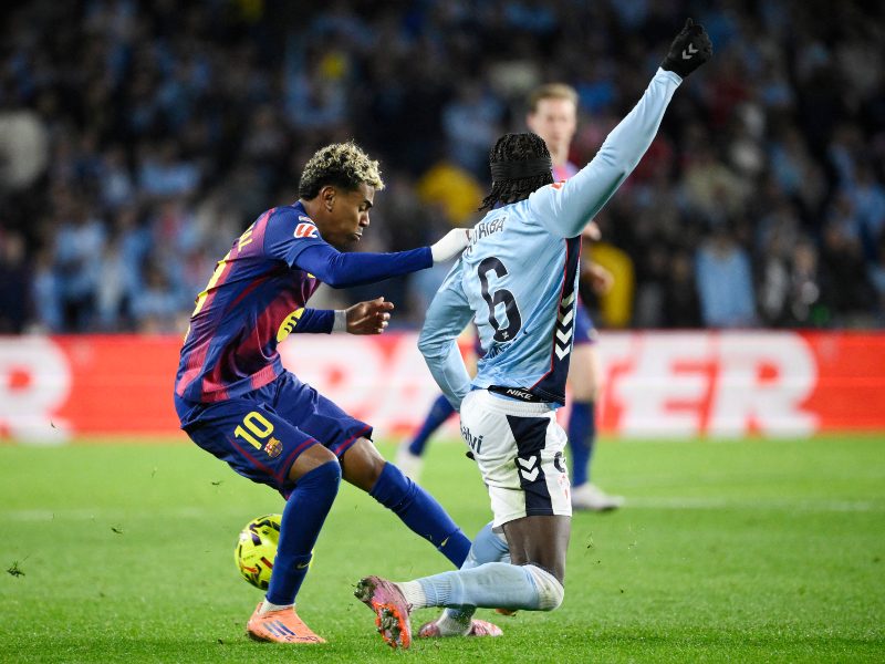 Ilaix Moriba Kourouma, del Celta de Vigo, logra frenar a Lamine Yamal, del Barcelona (Izq.). / Foto AFP