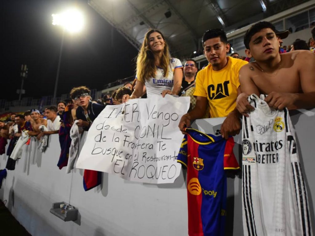 Aficionados del Real Madrid y Barcelona llenaron las gradas del estadio Mágico González, mostrando su pasión y nostalgia por los clásicos que marcaron historia.